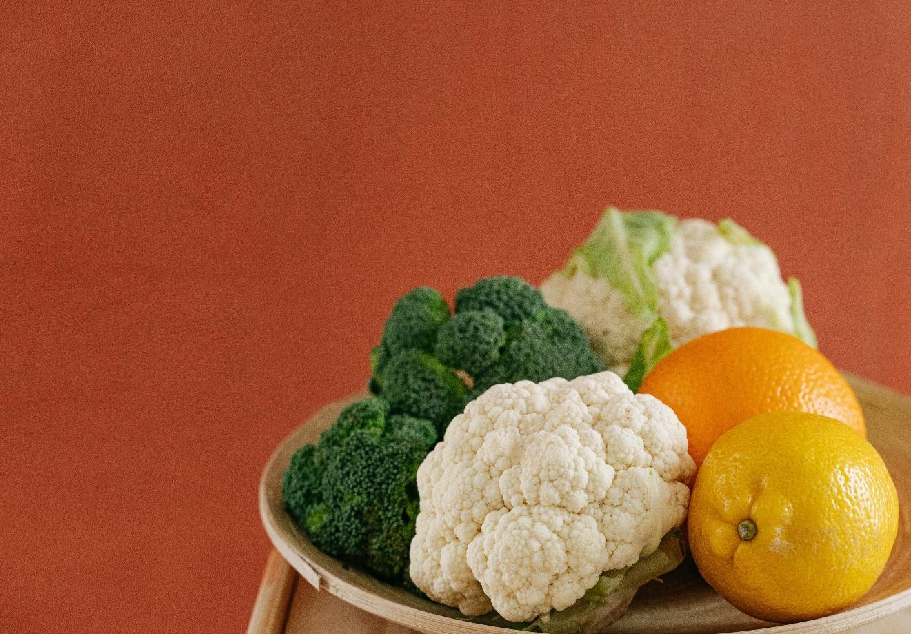 A bowl of broccoli and lemons.

Description automatically generated with low confidence