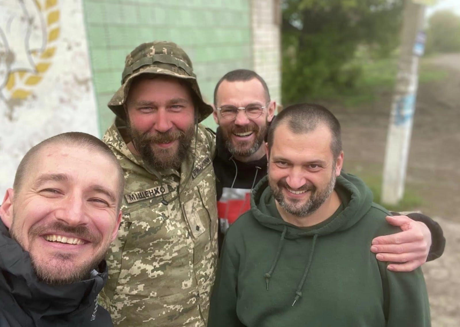 На фото суддя Міщенко у військовій формі разом зі своїми друзями