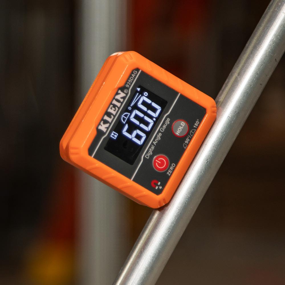 An orange and black digital thermometer on a metal pole

Description automatically generated