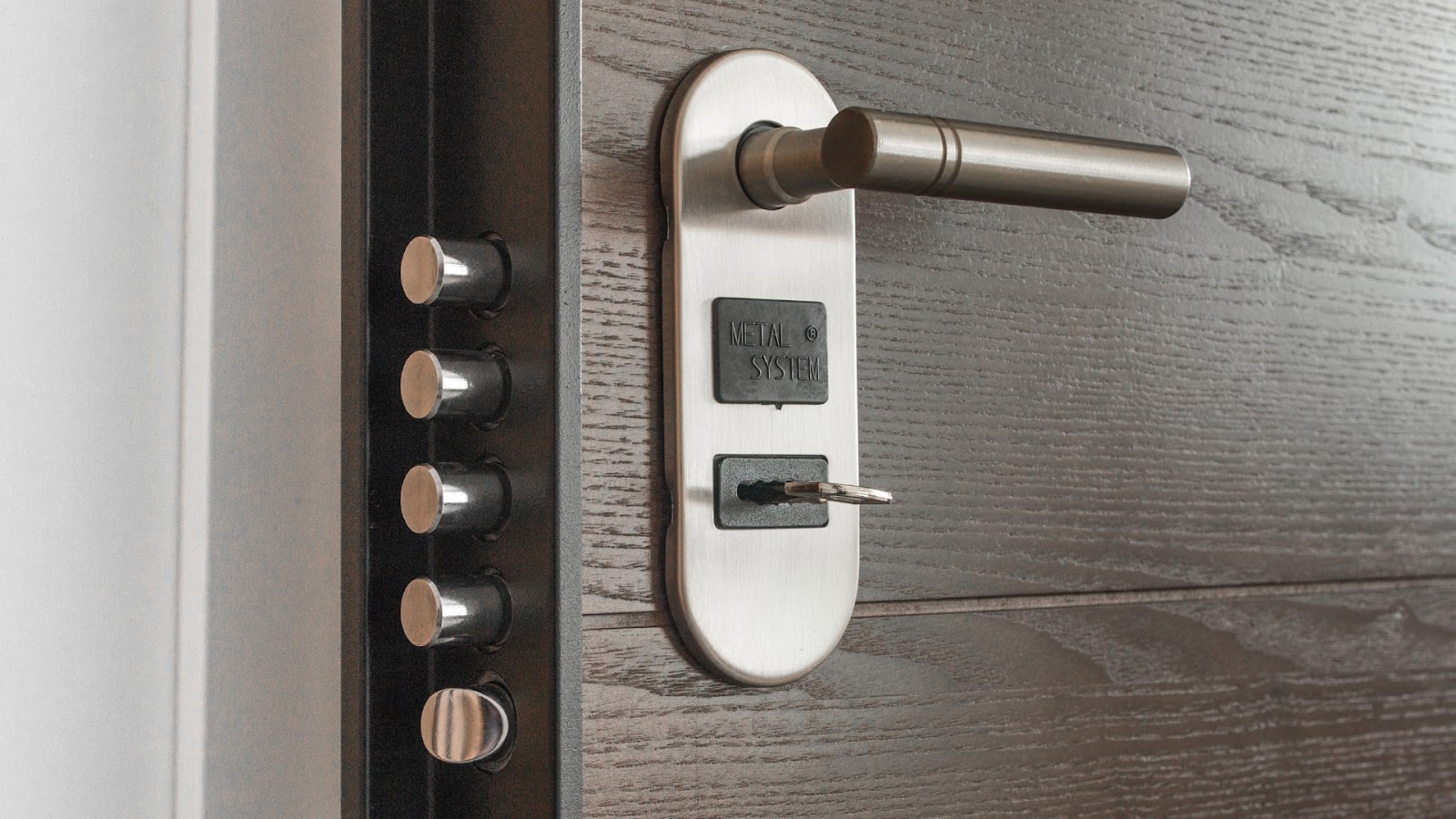 A door installed with a multipoint lock
