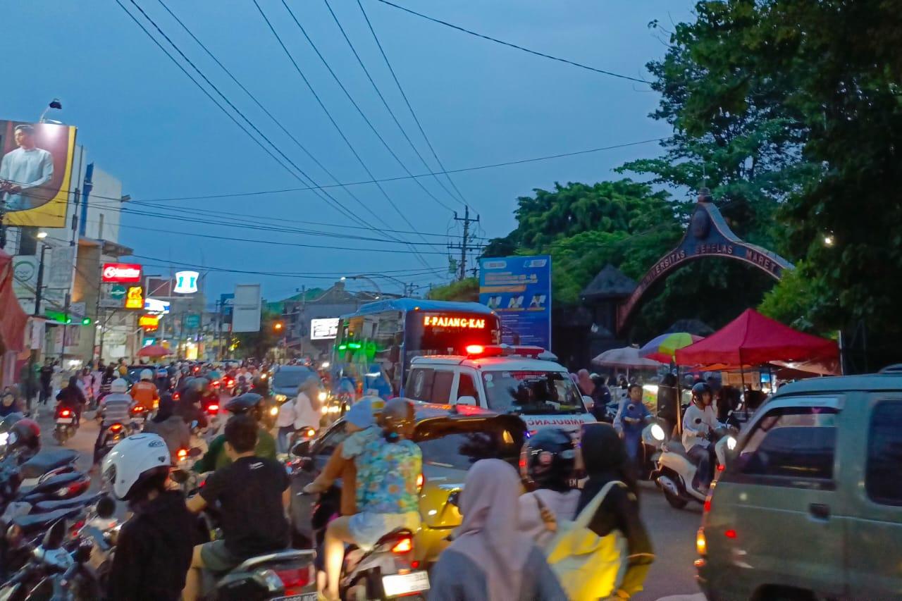 Kemacetan Turut Ramaikan Pasar Ramadan di Belakang Kampus UNS Kentingan