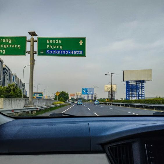 Pintu Tol Sawangan Depok Menuju Soekarno - Hatta