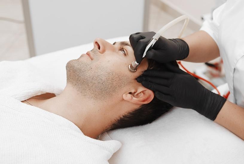 A person receiving a facial treatment

Description automatically generated