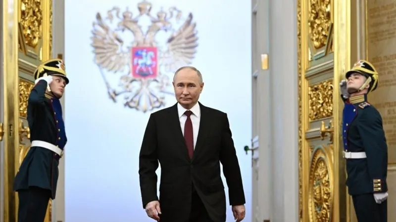 Valdimir Putin walking while guards salute him