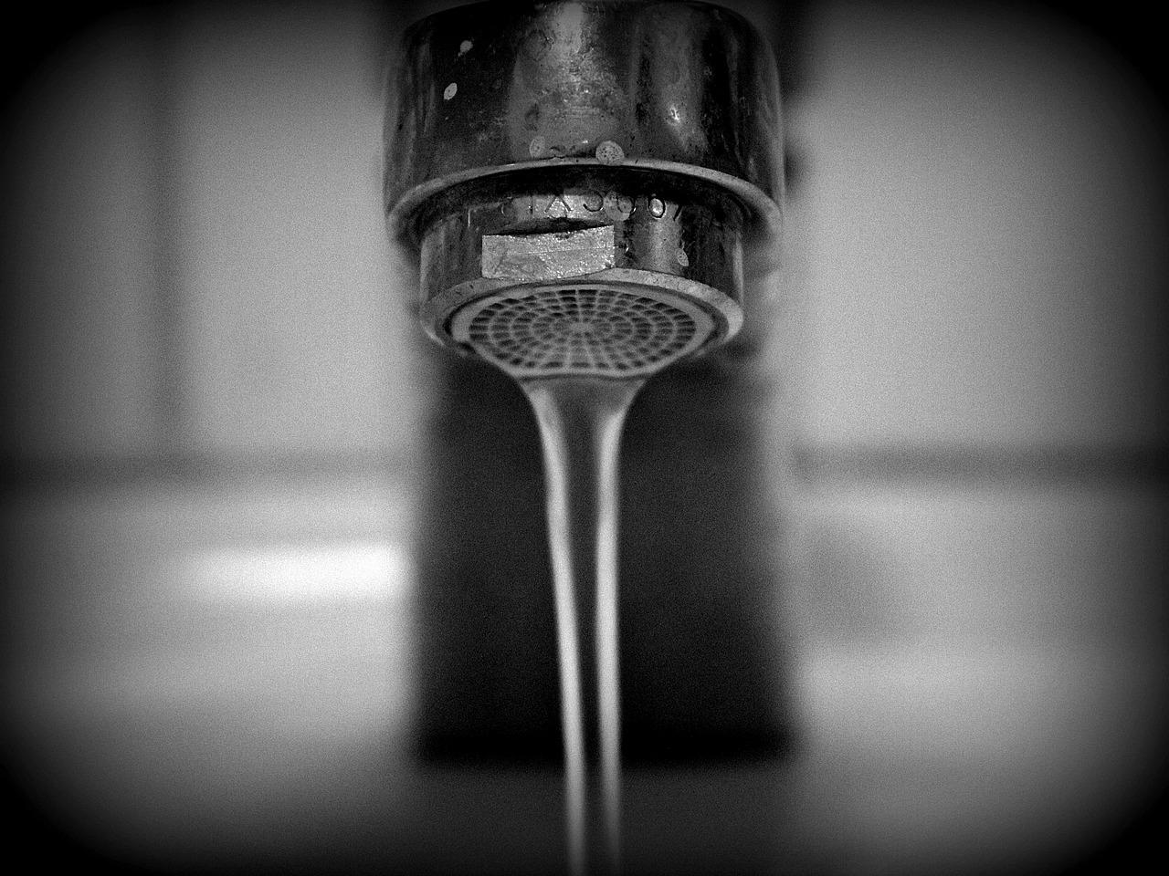 A close-up of a faucet

Description automatically generated