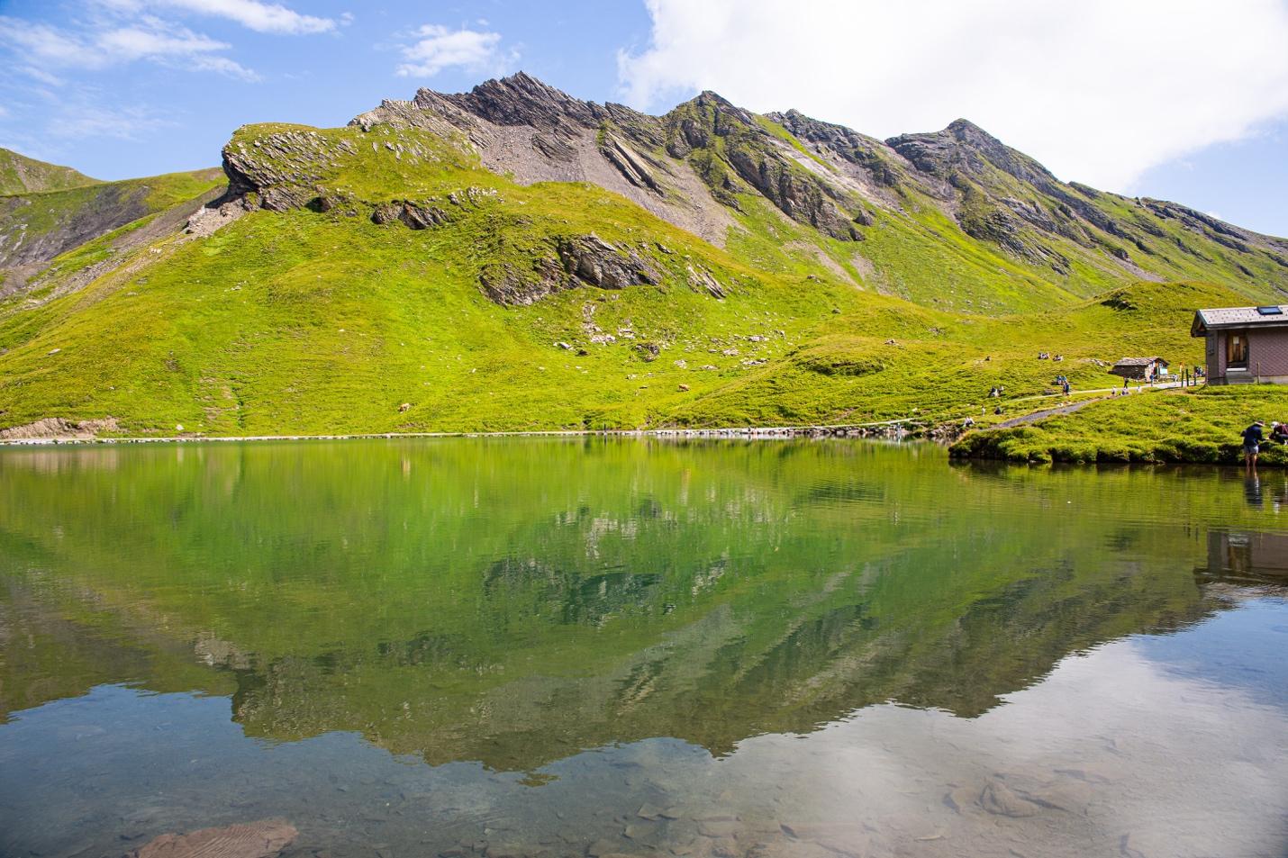 A lake with a mountain in the background

Description automatically generated