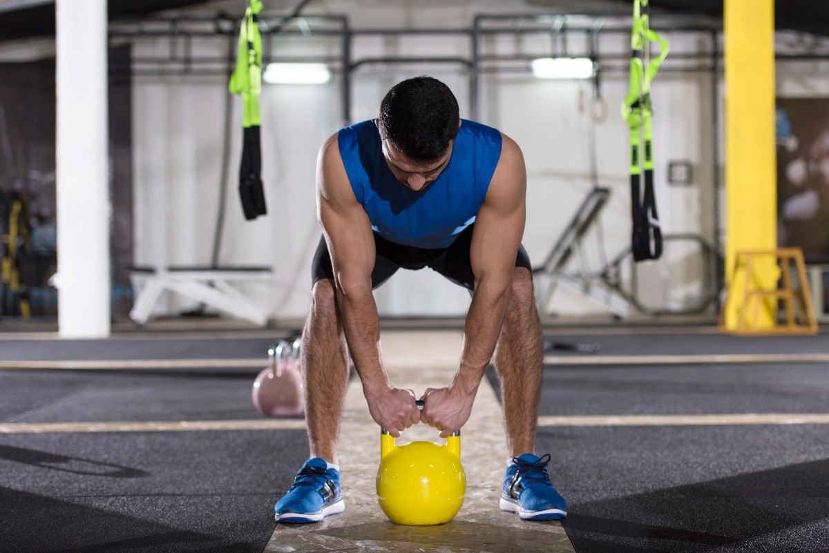 homem fazendo exercício com kettlebell