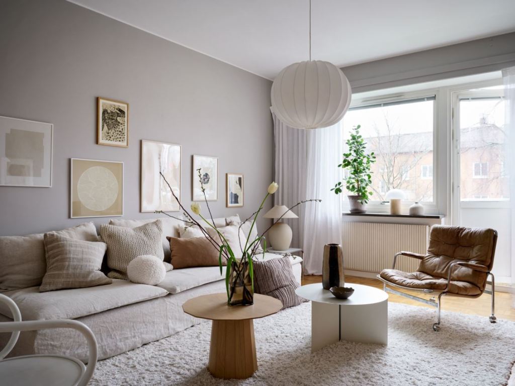 A cozy warm grey living room and a blue bedroom - COCO LAPINE DESIGNCOCO  LAPINE DESIGN