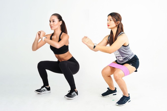 Khi đã thành thạo động tác squat, có thể sử dụng thêm tạ hoặc dây kháng lực để nâng cấp bài tập.
