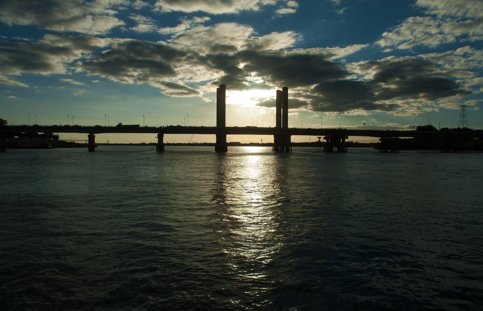 Vista lateral da Ponte Presidente Dutra, grande estrutura de concreto que passa por cima do Rio São Francisco e une as cidades de Petrolina e Juazeiro