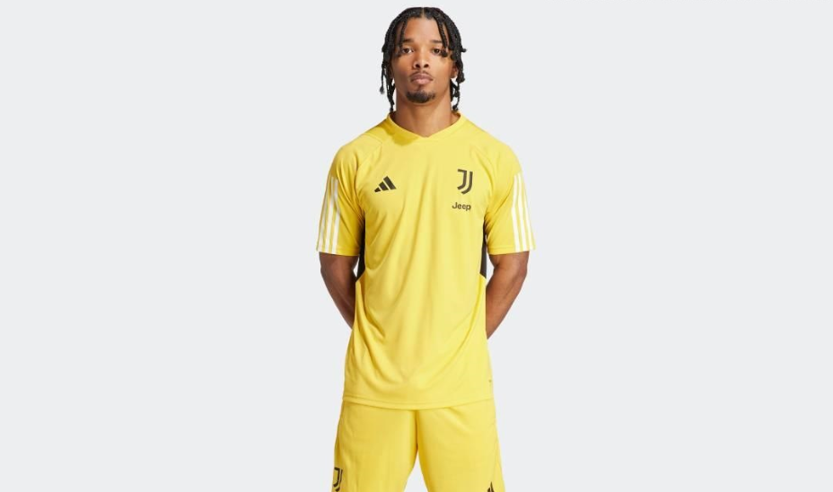 A person in a yellow uniform

Description automatically generated