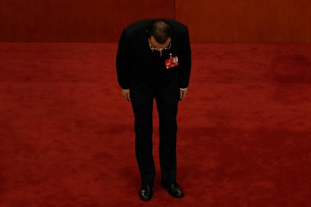 3月，发表完政府工作报告的总理李克强。他担任中国二把手长达十年，八个月前才卸任。