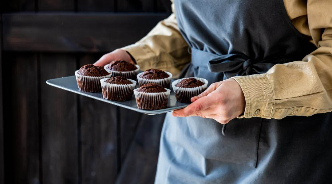 Hands holding muffin tray - mains qui tiennent des muffins au chocolat