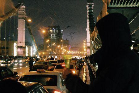 Obsah obrázku budova, venku, auto, Pozemní vozidlo
Popis byl vytvořen automaticky