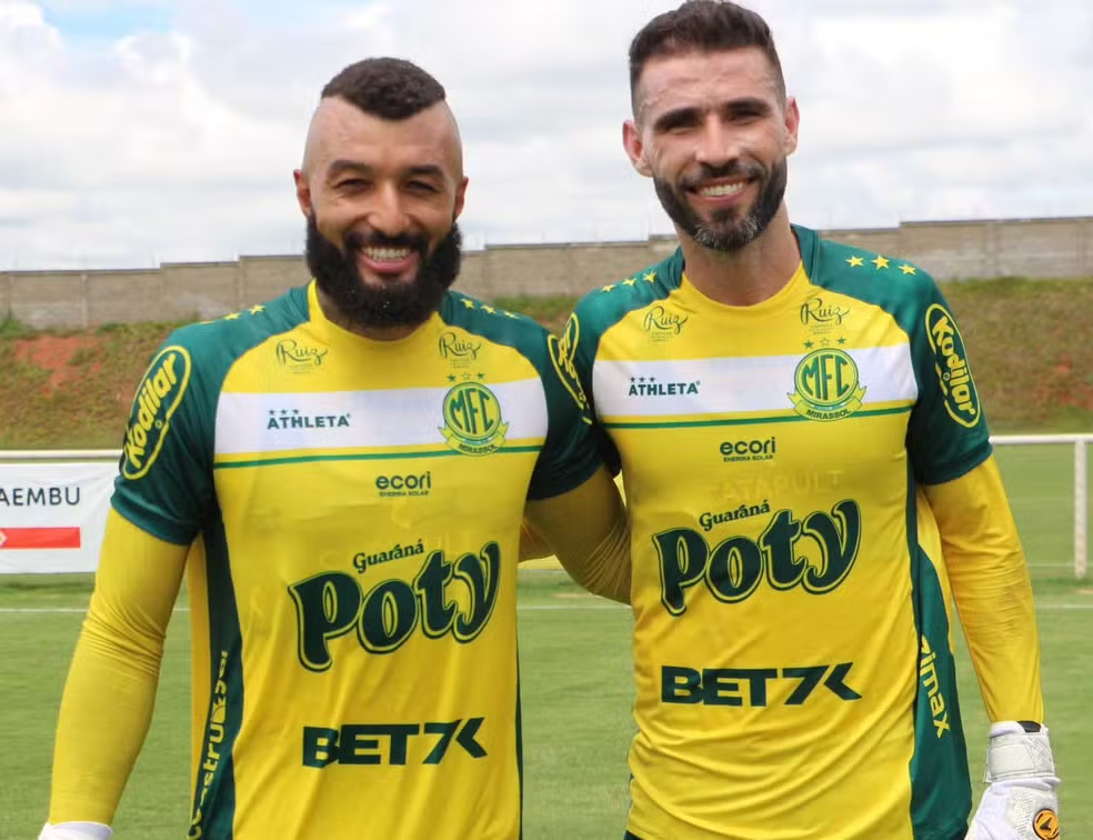Alex Muralha e Vanderlei, goleiros do Mirassol para o Paulistão 2024, posam para foto com a camisa do clube