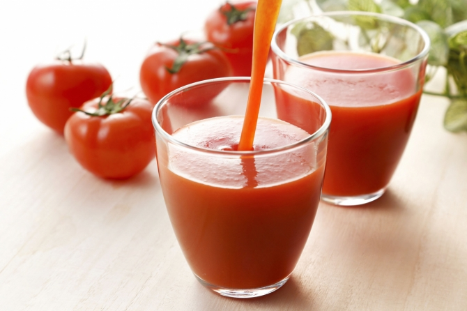 A tomato juice being poured into a glass

Description automatically generated