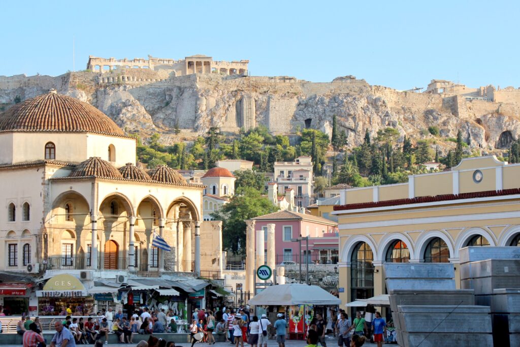 Una delle cose migliori da fare ad Atene è andare a fare shopping in Ermo Street, questo mostra uno dei quartieri a cui conduce la strada.