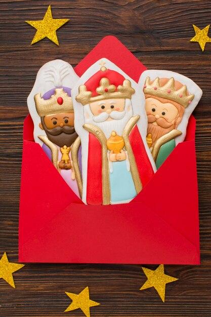 Free photo royalty biscuit edible figurines in an envelope