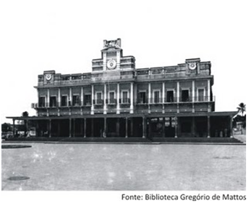Foto preta e branca de um edifício