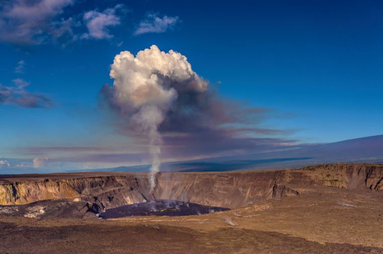 迫力あふれる火口が見られる｜ハワイ火山国立公園