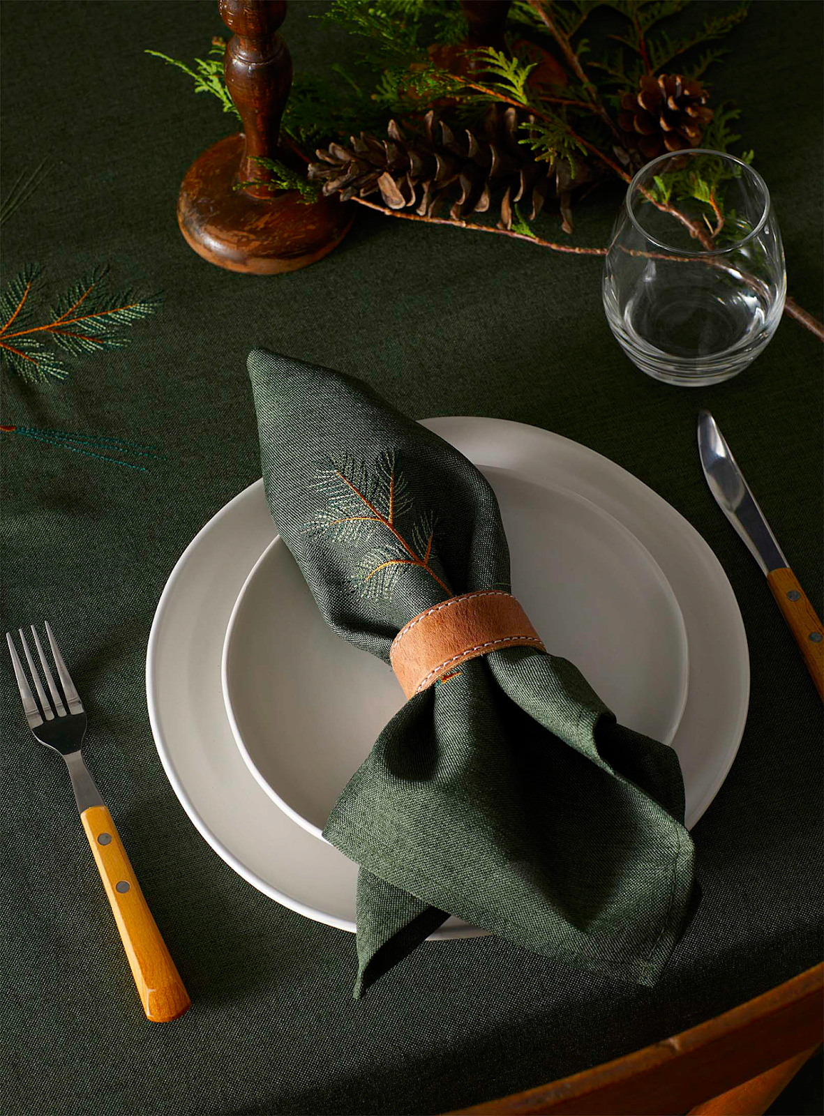 Enchanting Embroidered Spruce Branches Napkin - Ideal for Ultimate Holiday Dinner Party - Simons Maison