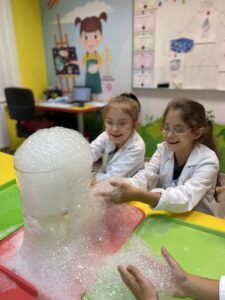 izrađen pokus suhim ledom, djeca su oduševljena 