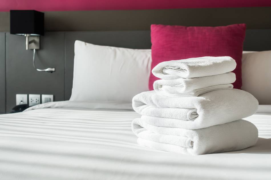 imagem de cama feita com toalhas em cima