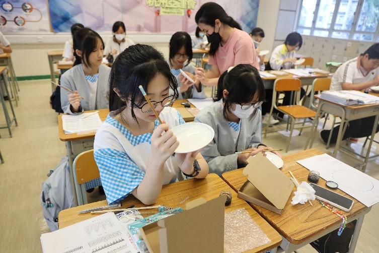 透過廣彩製作技藝班、水墨筆班體驗中華文化之美