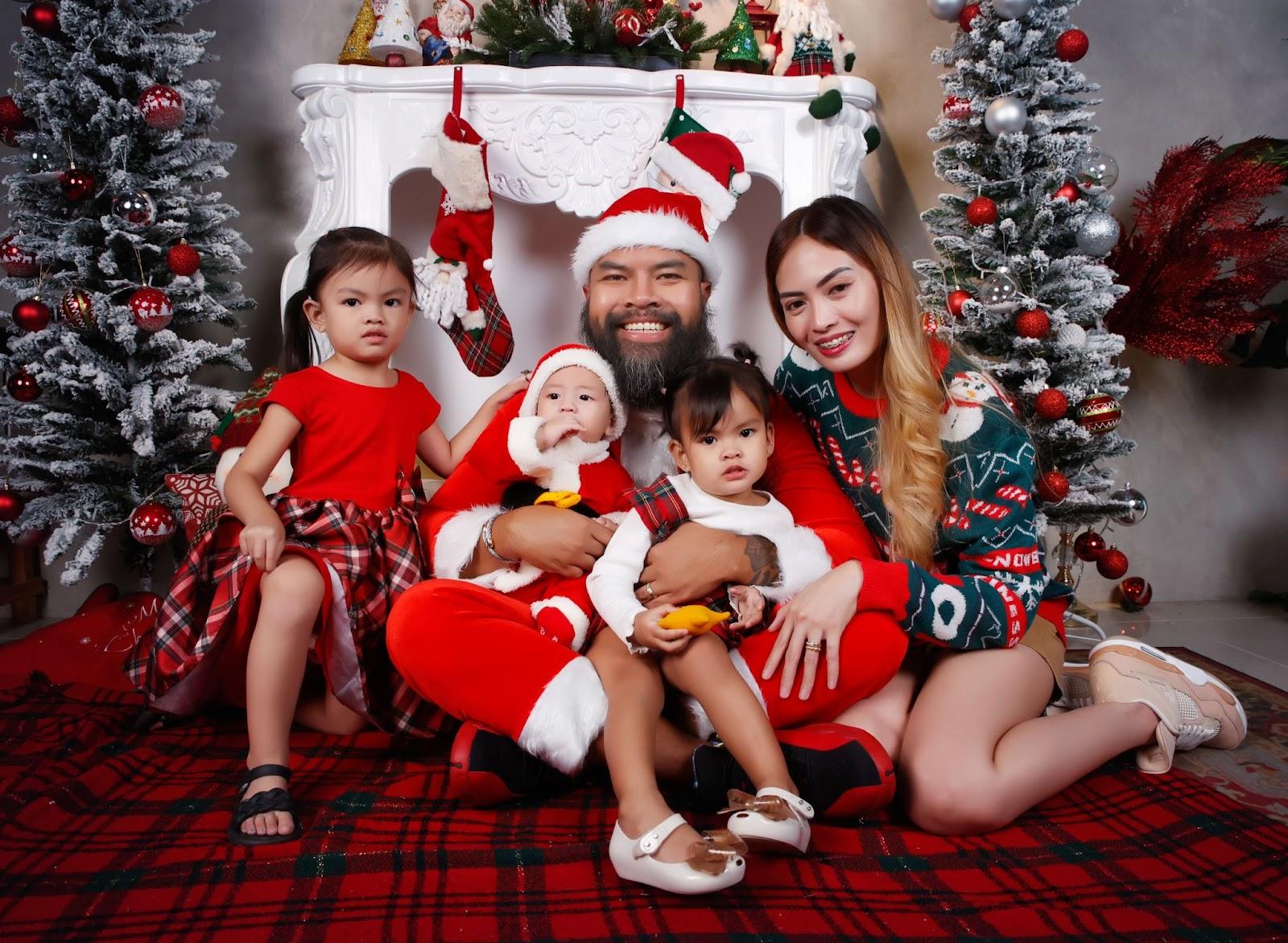 newborn christmas photo idea: newborn posed with family members wearing christmas outfits