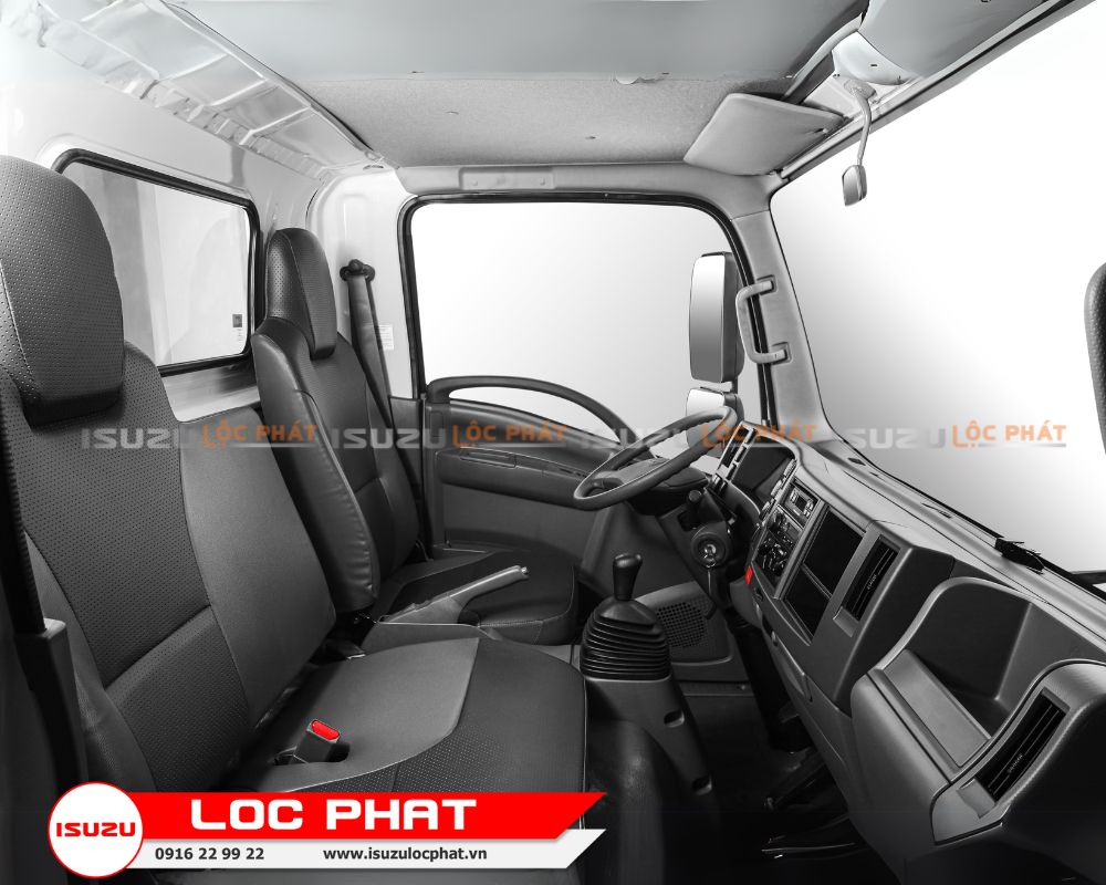 <img  data-cke-saved-src=“2” src=“2” alt=“Nội thất và không gian cabin của xe tải Isuzu QKR 210 2.3 tấn Thùng Kín”>