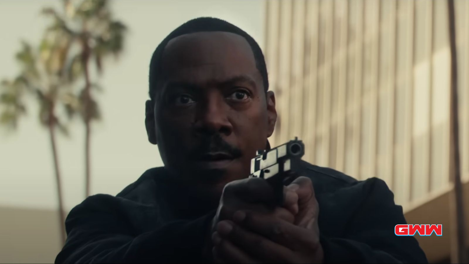 Eddie Murphy como Axel Foley apuntando con una pistola, Beverly Hills Cop 4