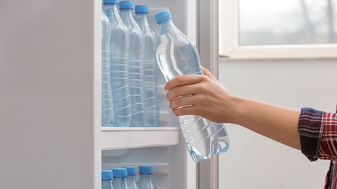 Dùng chai nhựa đựng nước trong tủ lạnh có tốt không