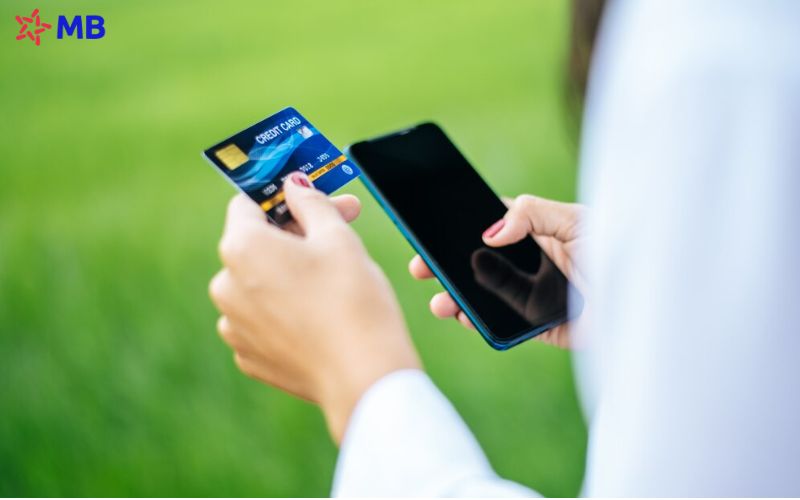 Bạn có thể rút tiền thẻ tín dụng bằng máy ATM hoặc qua số hotline