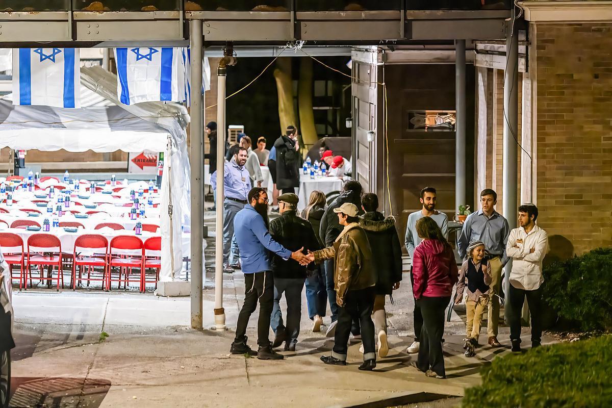 Mọi người chào nhau ở lối vào Trung tâm Cuộc sống Do Thái tại Đại học Cornell, nơi tổ chức tiệc tối Unity Shabbat, ở Ithaca, New York, hôm 03/11/2023. Trường đại học này đã hủy các lớp học sau khi một sinh viên bị buộc tội có những hành vi đe dọa bạo lực bài Do Thái. (Ảnh: Matt Burkhartt/Getty Images)