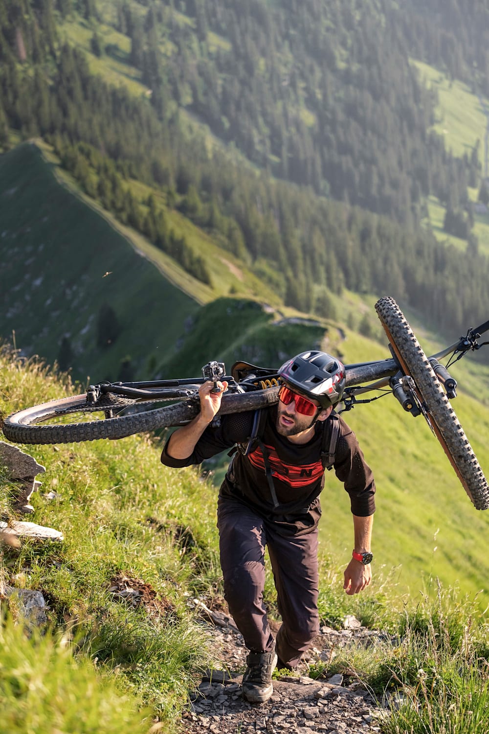 Jazdec na horskom bicykli Kilian Bron fotografovaný Tristanom Shu pre The Red Bulletin vo Švajčiarsku