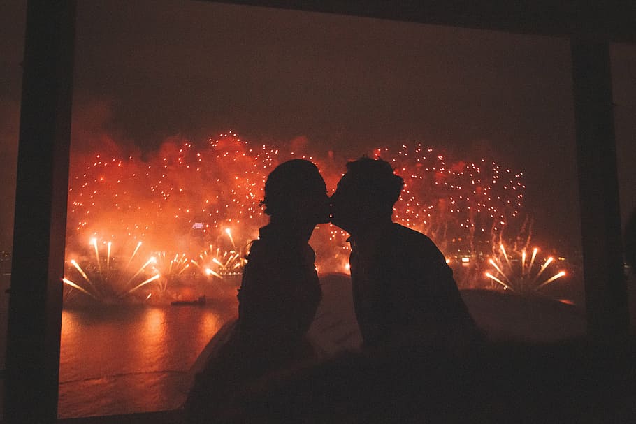 https://c0.wallpaperflare.com/preview/869/845/299/people-couple-fireworks-kiss.jpg