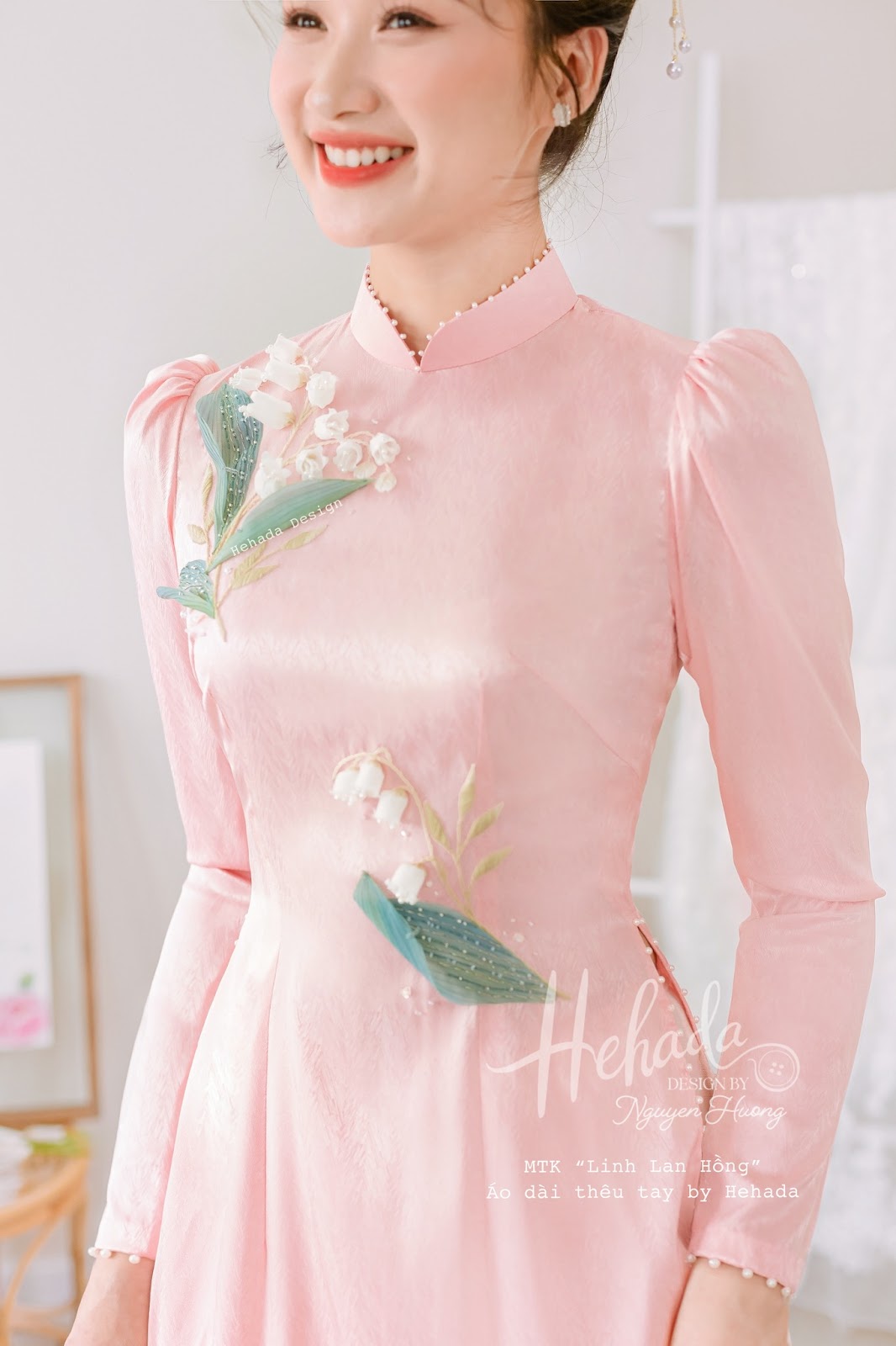 Chi tiết thêu hoa áo dài Linh Lan Hồng