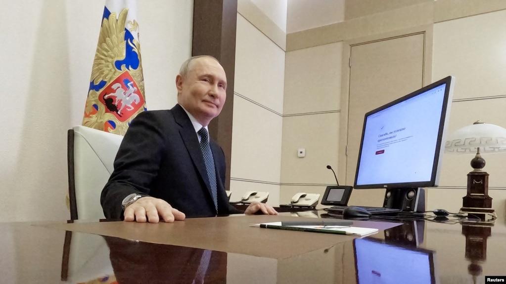 Ông Vladimir Putin bỏ phiếu trực tuyến.