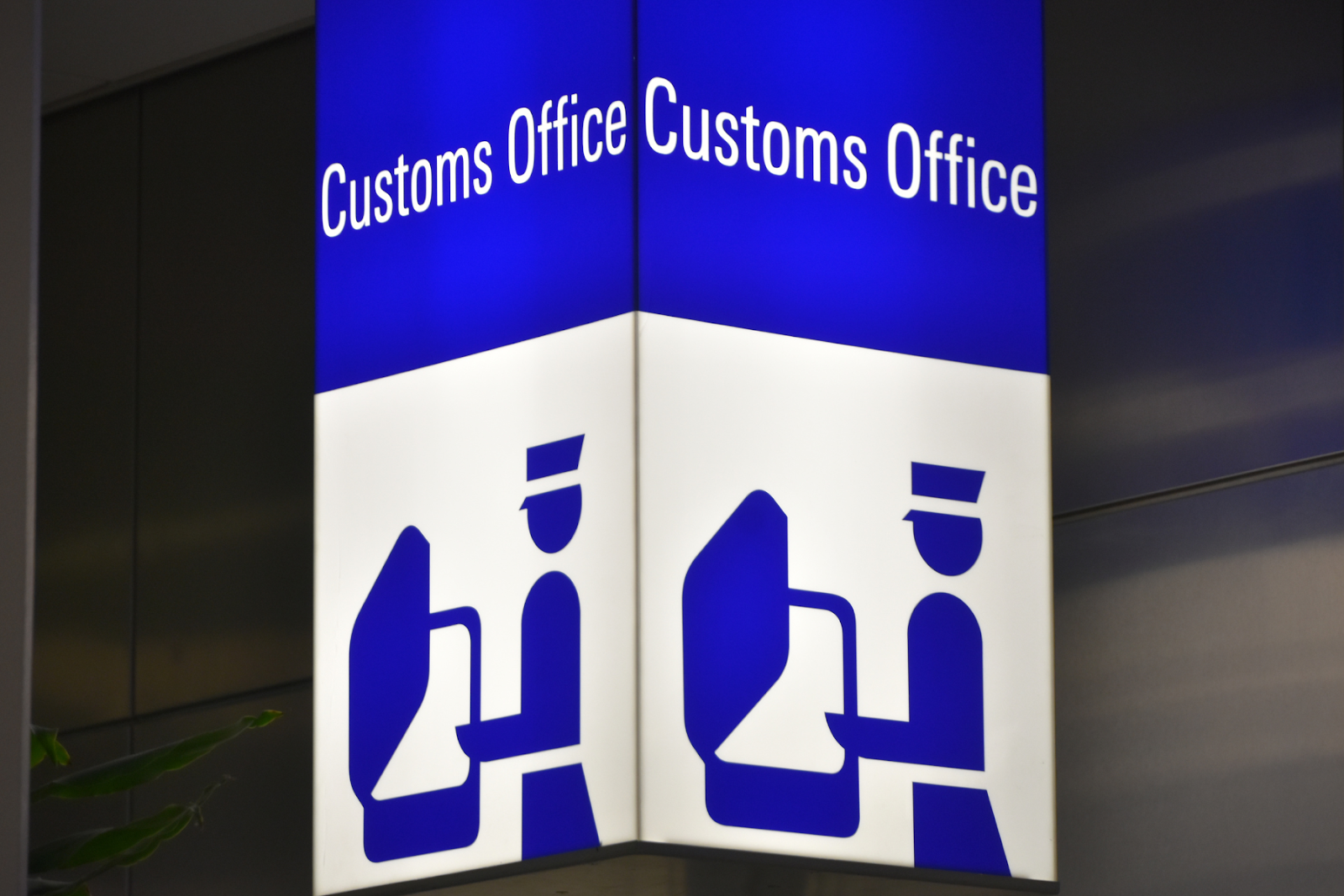 This image displays the text customs office and an icon/image to represent it.