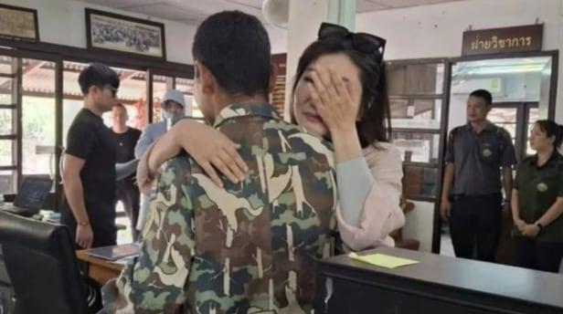 2019년 태국에서 추락 사고를 당했던 중국 여성 왕 누안누안이 5년 만에 구조대원을 찾아 안고 눈물을 흘리는 모습. /SCMP