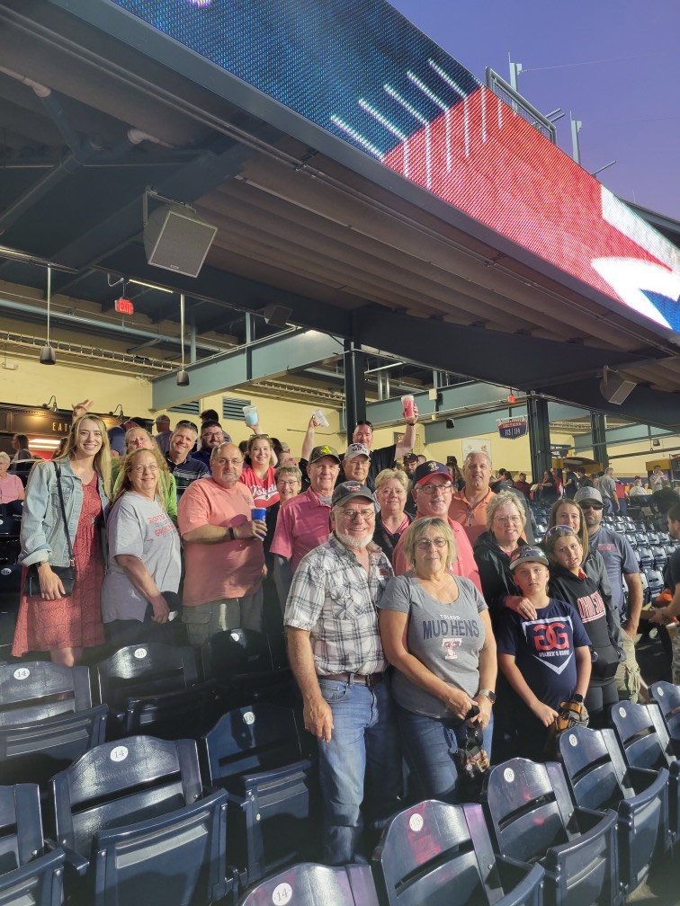 Image of Oak Harbor Lodge brethren and their family at an outdoor baseball game.