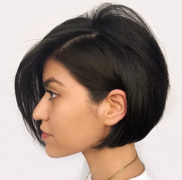 Short hairstyles: Picture of a lady rocking the rounded short bob