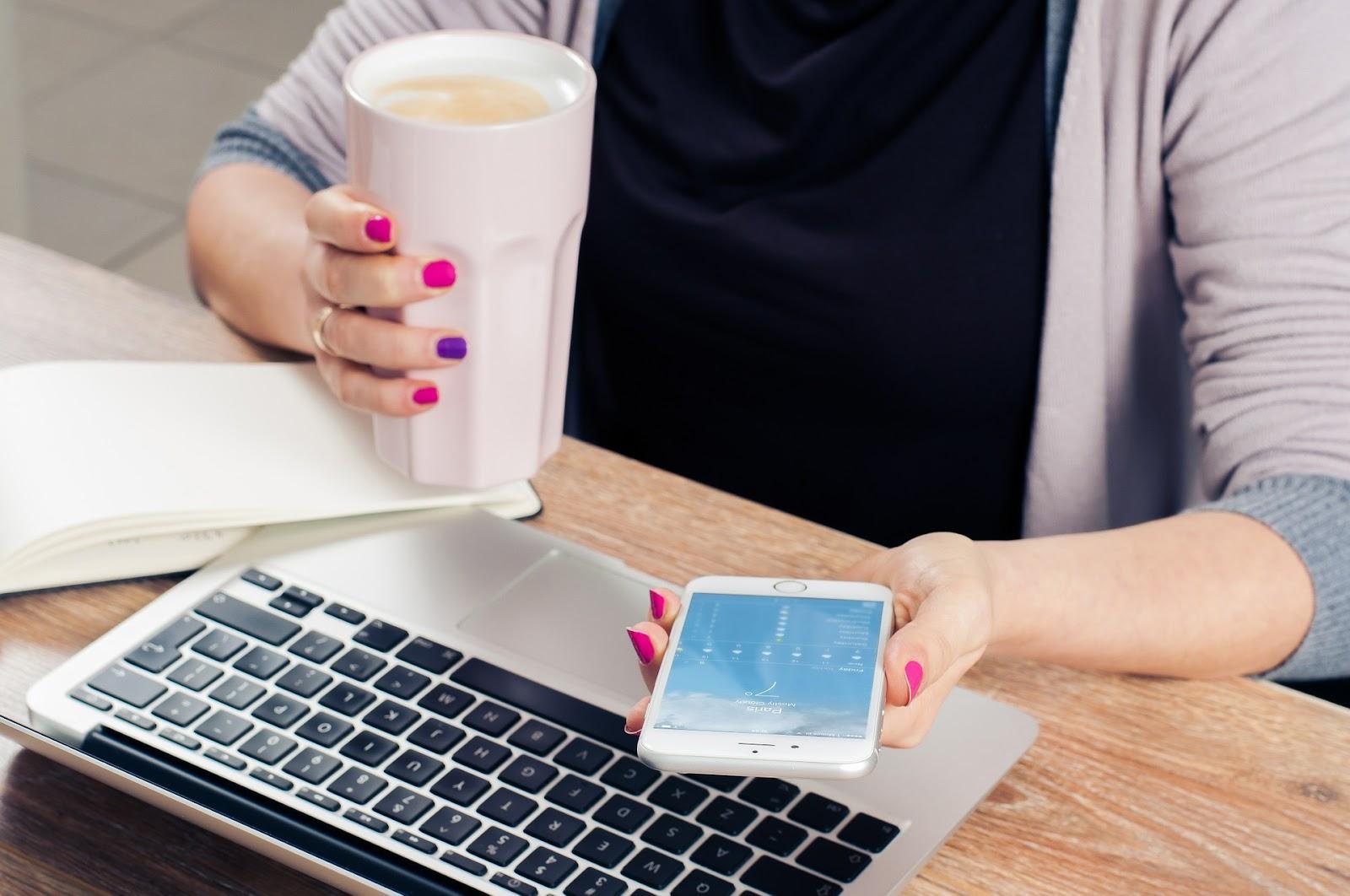 女性　コーヒー　スマホ　パソコン