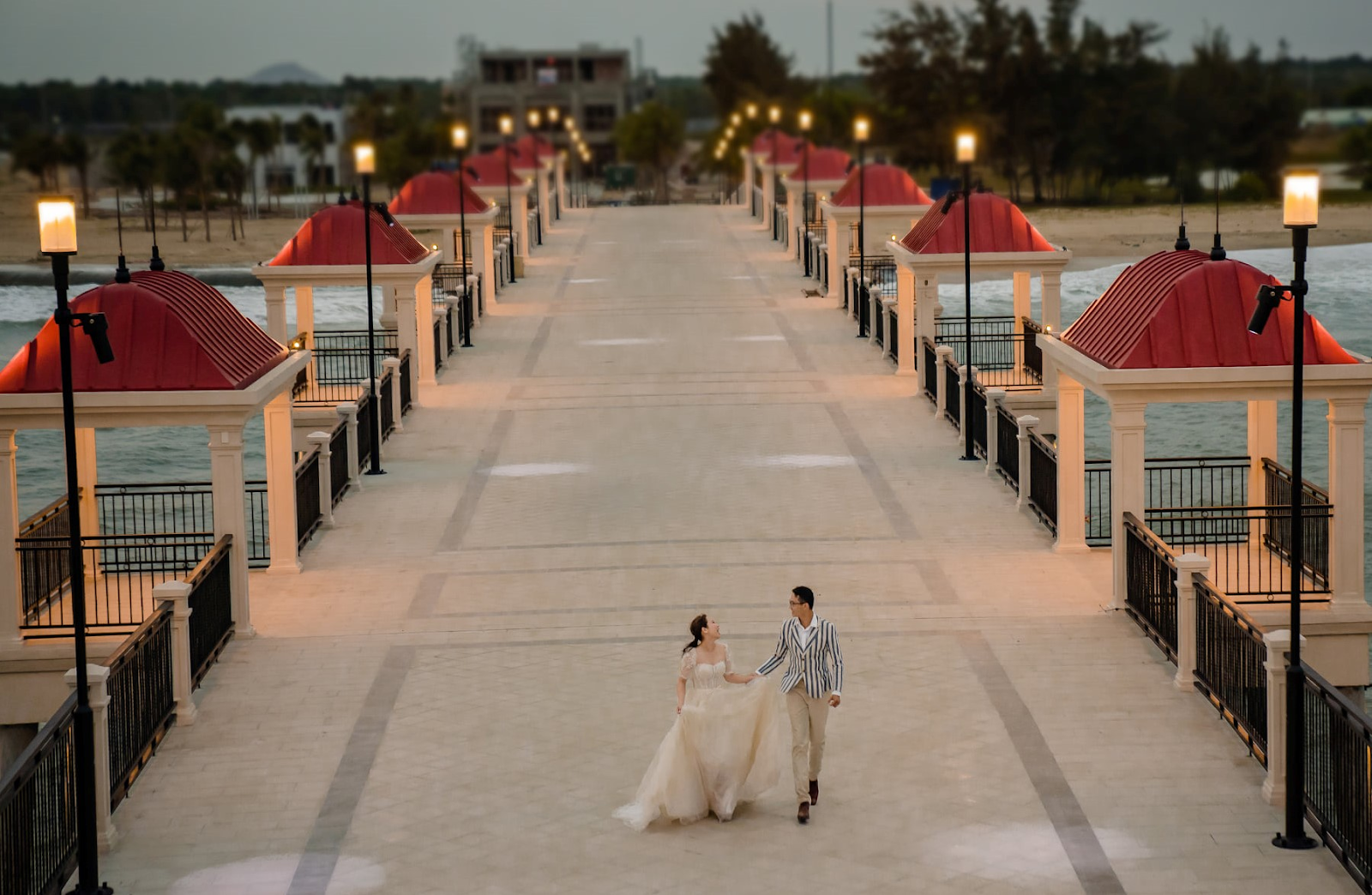 Chụp ảnh cưới ở cầu ngắm biển Hamptons Pier