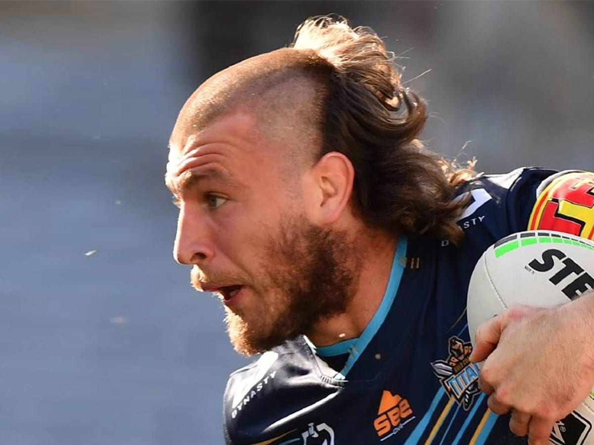 Picture of a man rocking the crew skullet hairstyle