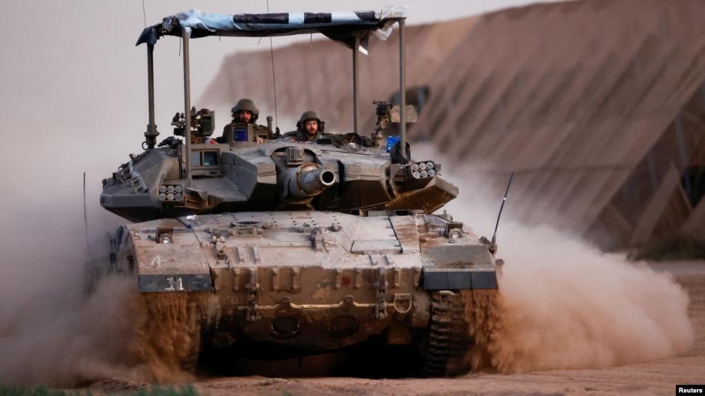 Xe tăng của Israel chuẩn bị tiến vào Gaza.