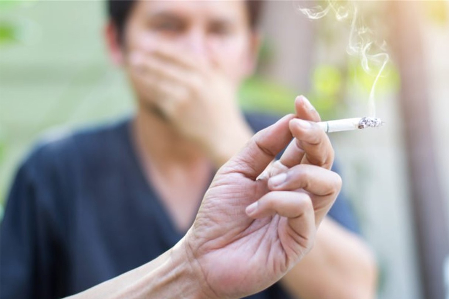 Hút thuốc khiến môi rất nhanh bị thâm