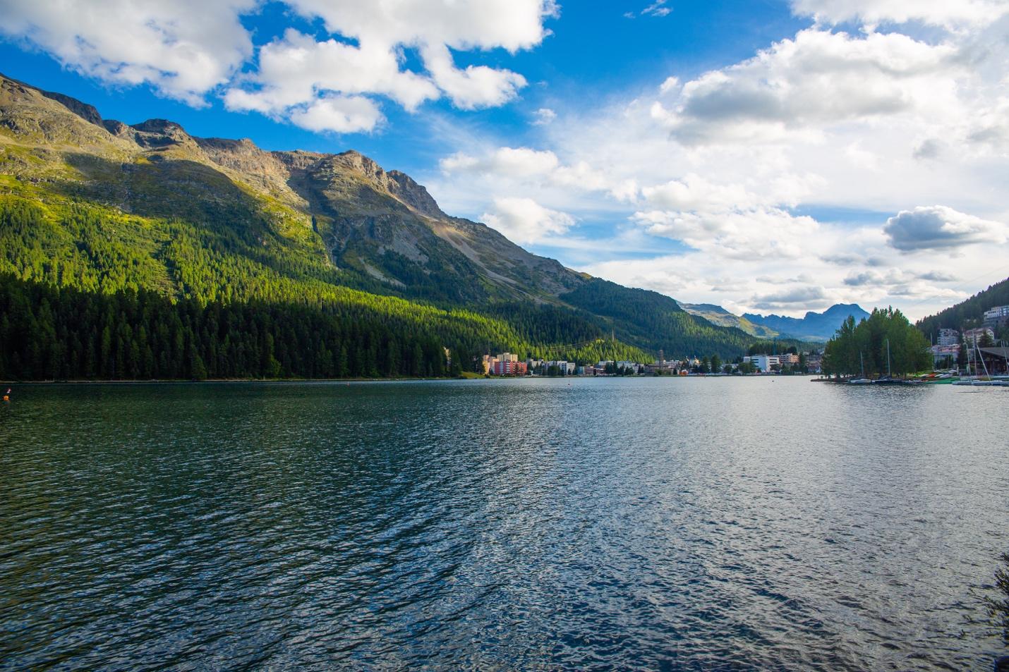 A body of water with a mountain in the background

Description automatically generated