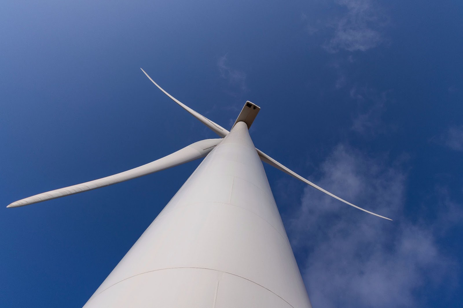 Turbina de energia eólica gerando energia elétrica