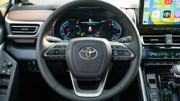 Vô lăng Toyota Innova 2024 có thiết kế 3 chấu thể thao và được tạo hình thanh mảnh, năng động